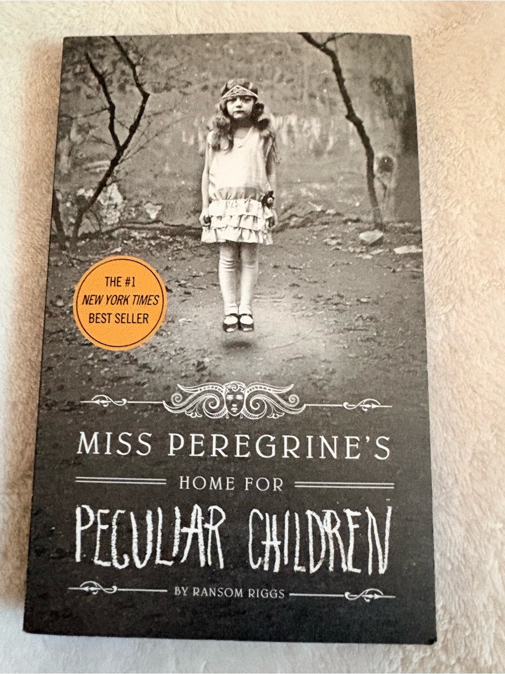 Miss Peregrine's Home for Peculiar Children - Ransom Riggs (Black/Grey)